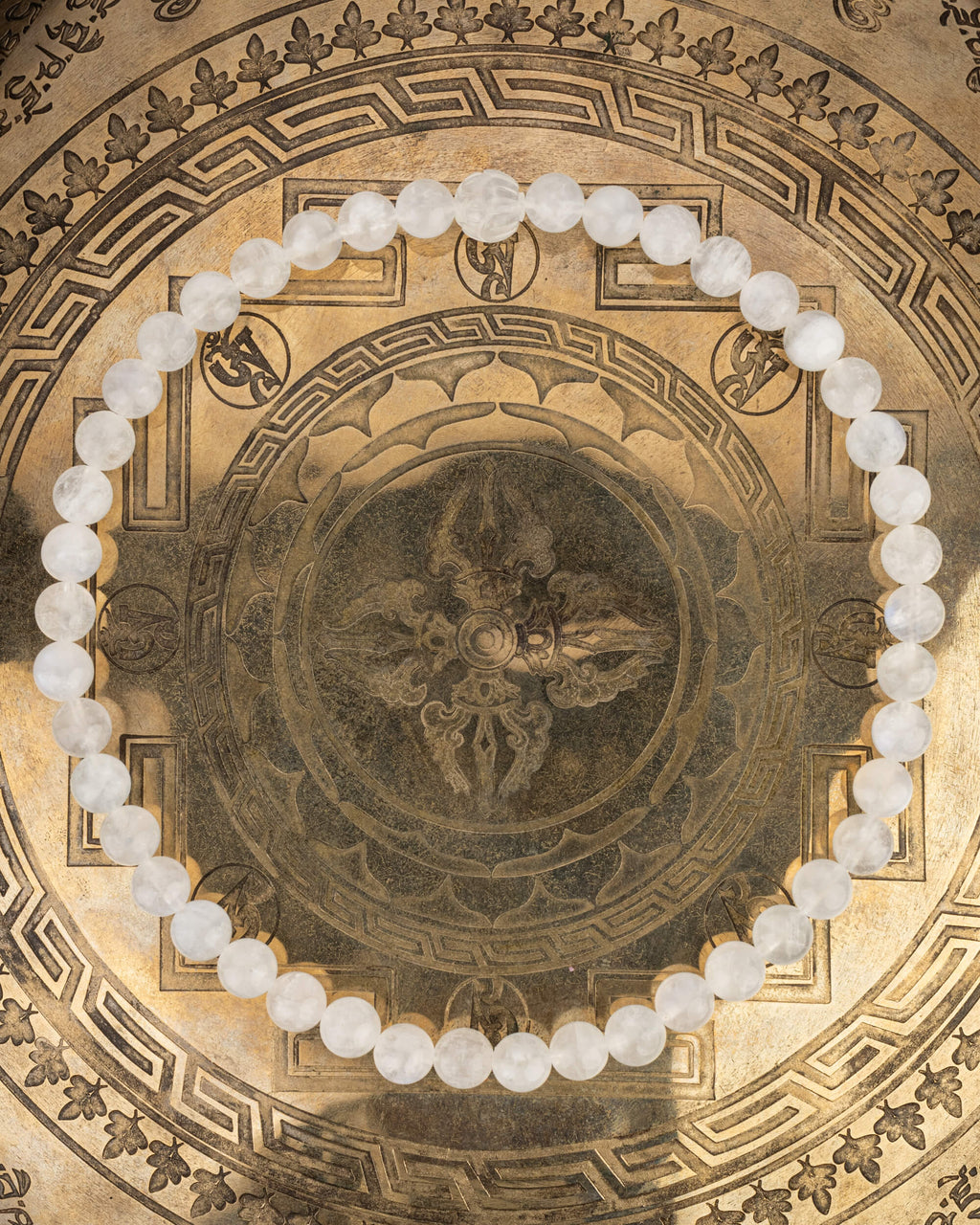 Codificador de Piedra Luna, pieza completa sobre platillo grabado con mandala
