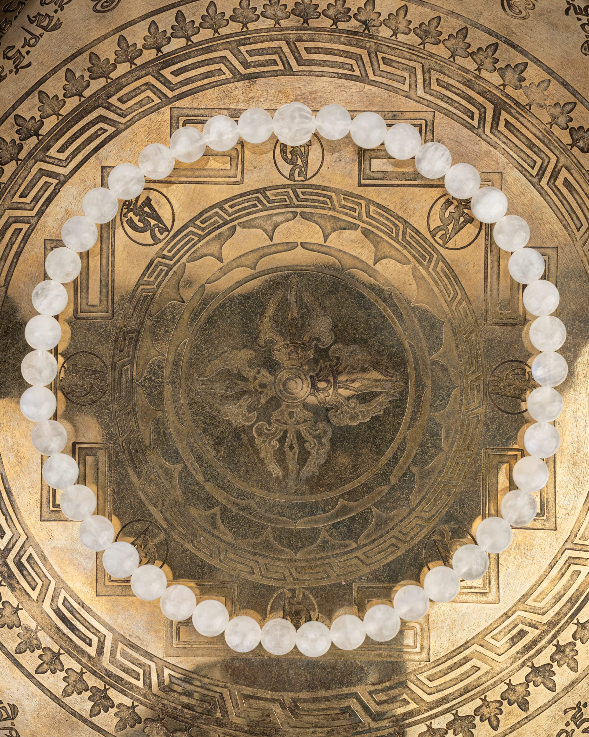Codificador de Piedra Luna, pieza completa sobre platillo grabado con mandala