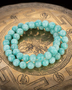Codificador de Amazonita Aqua completo, en forma circular sobre un cuenco tibetano de bronce