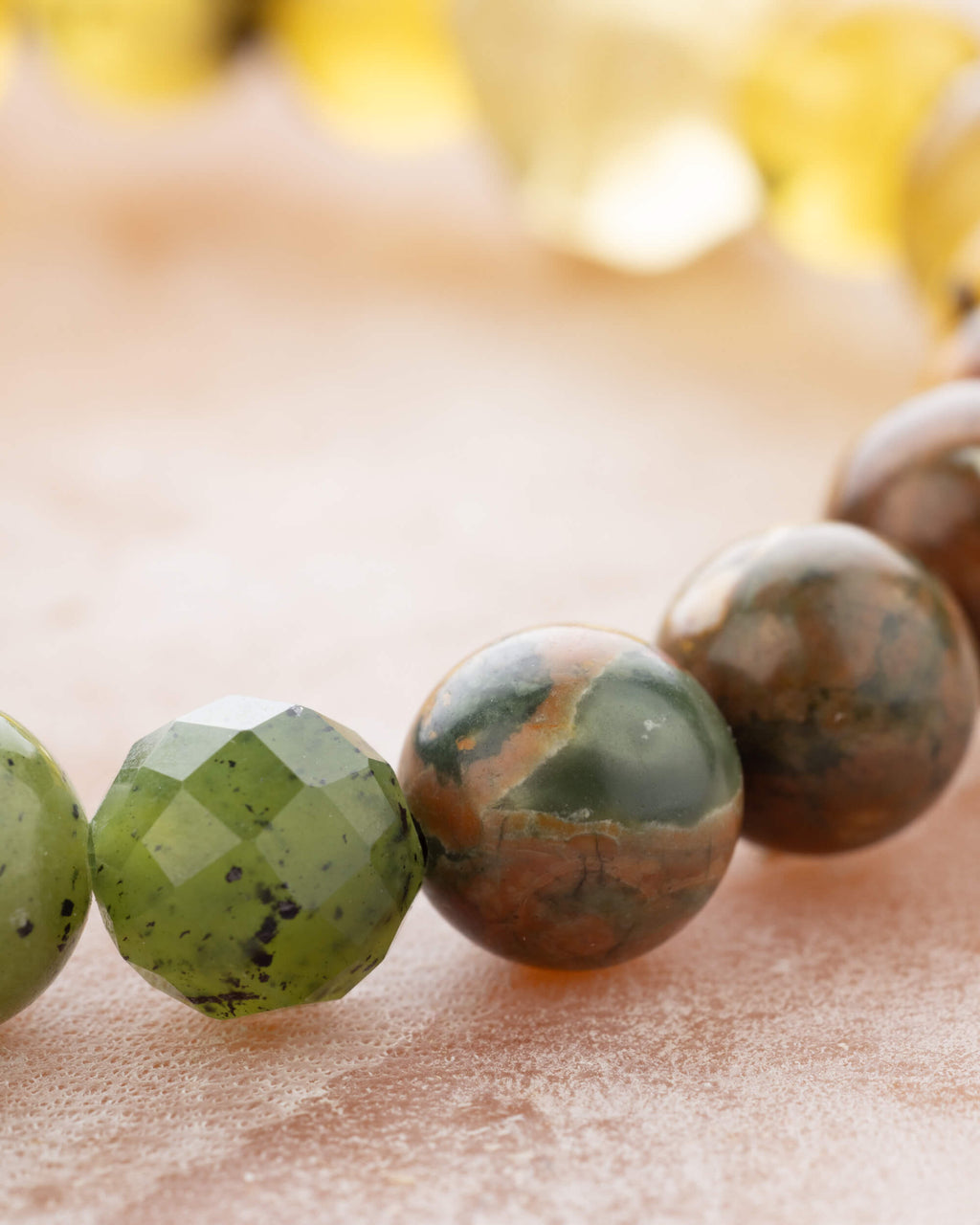 Detalle macro de las cuentas de Jade Verde de la pulsera Tauro