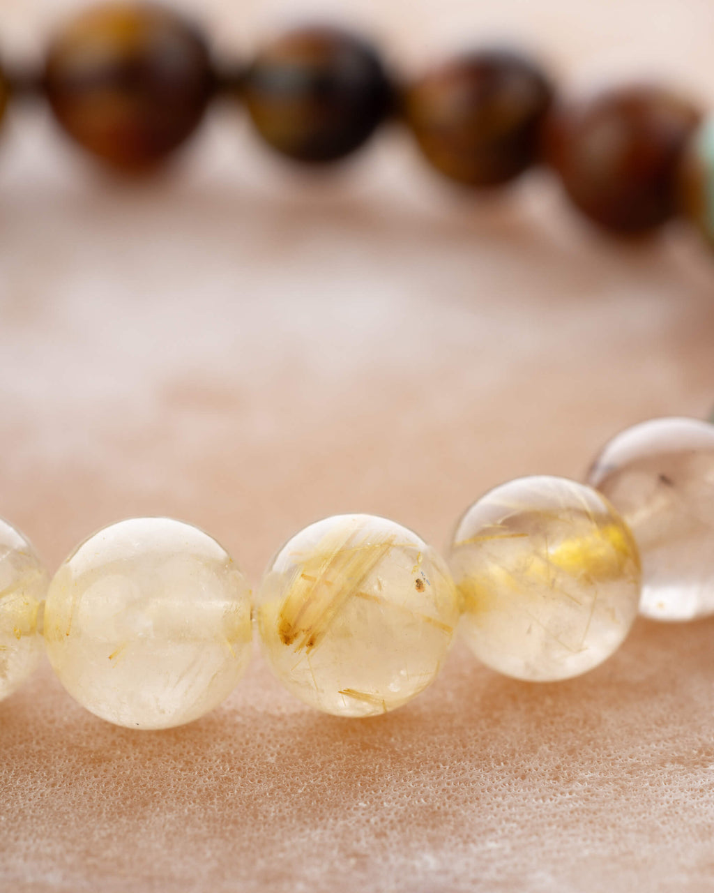 Detalle macro de las cuentas de Cuarzo Rutilado de la pulsera Géminis