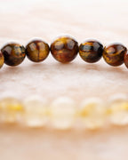 Detalle macro de las cuentas de Pietersita de la pulsera Géminis