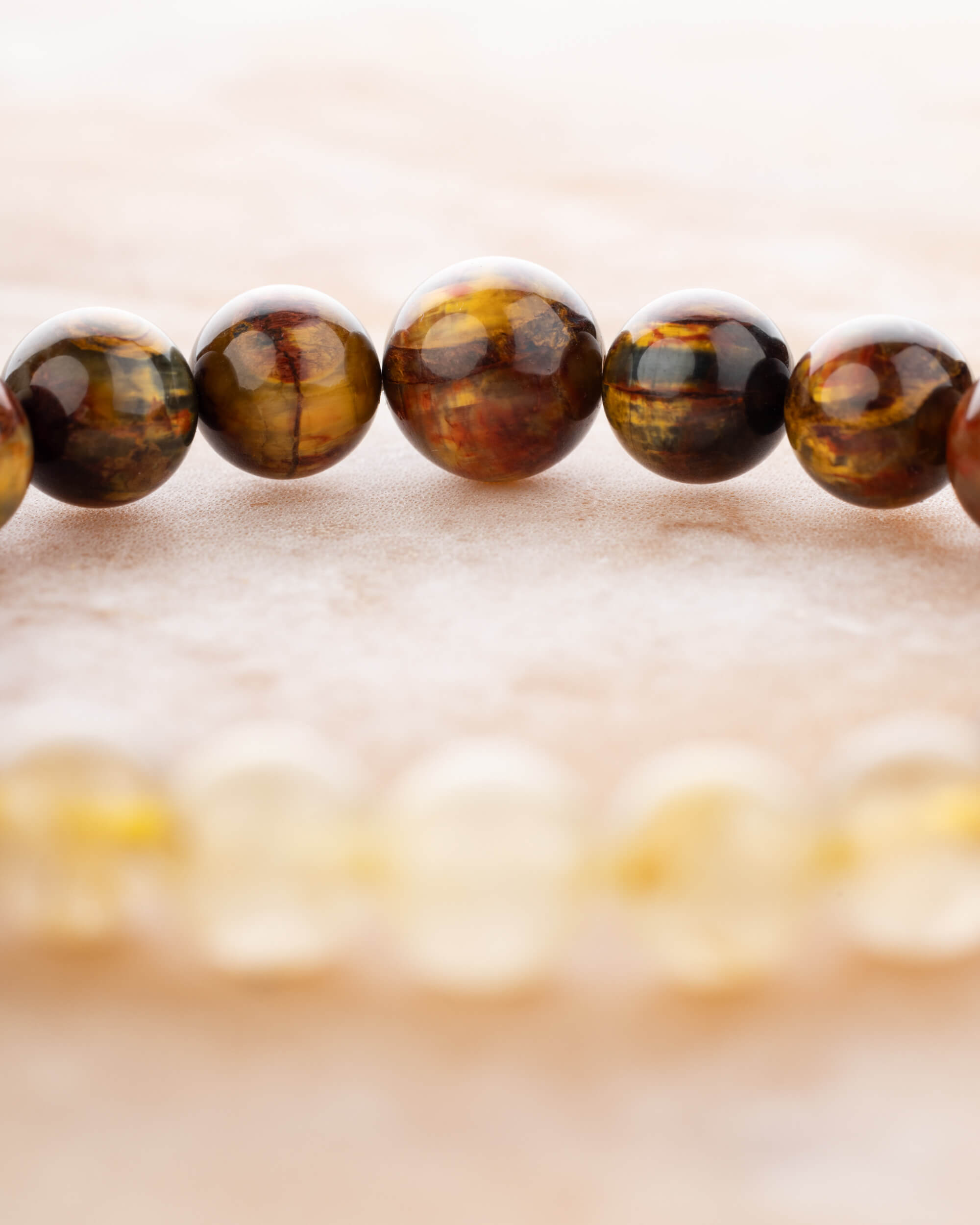 Detalle macro de las cuentas de Pietersita de la pulsera Géminis