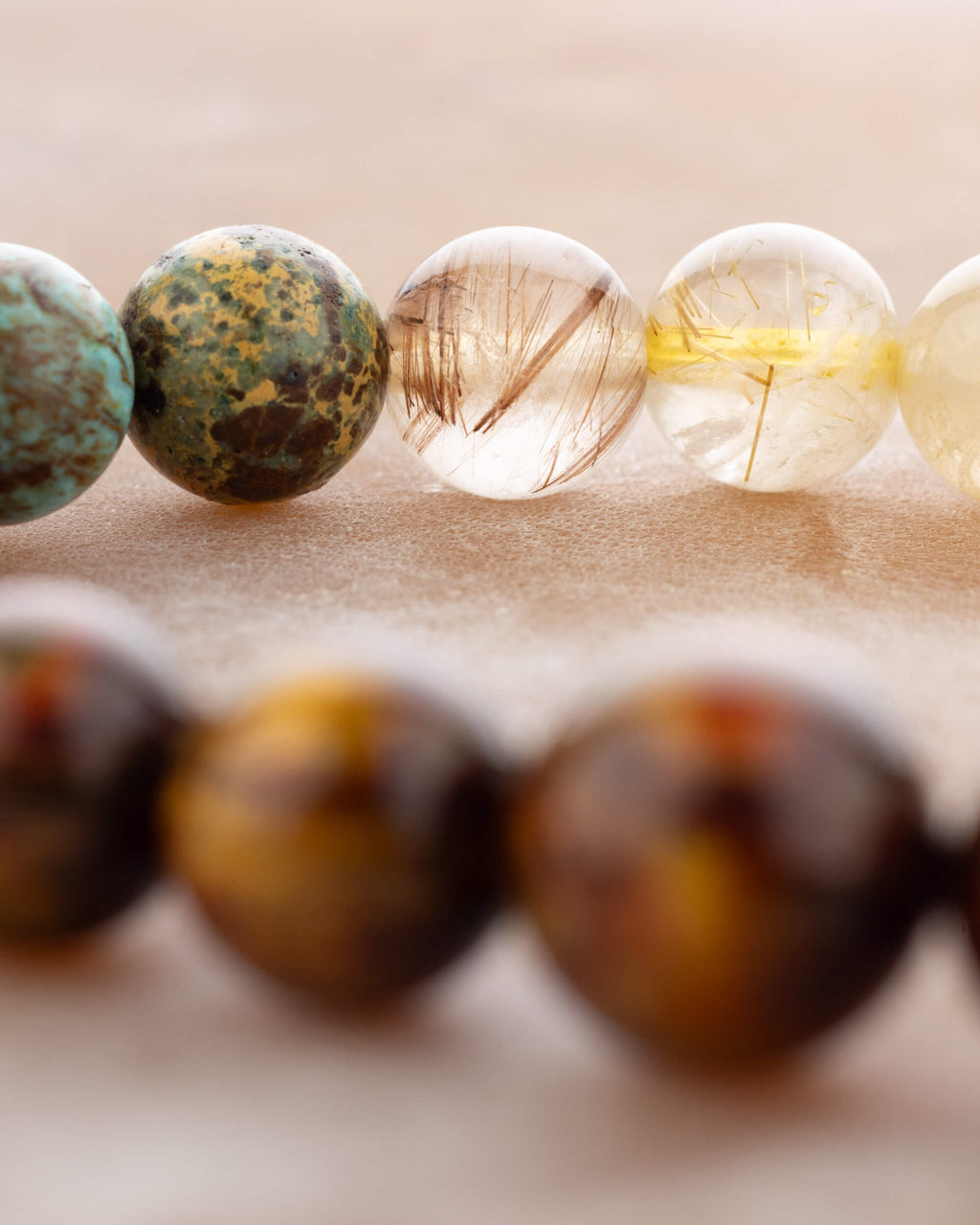 Detalle macro de las cuentas de Pietersita de la pulsera Géminis
