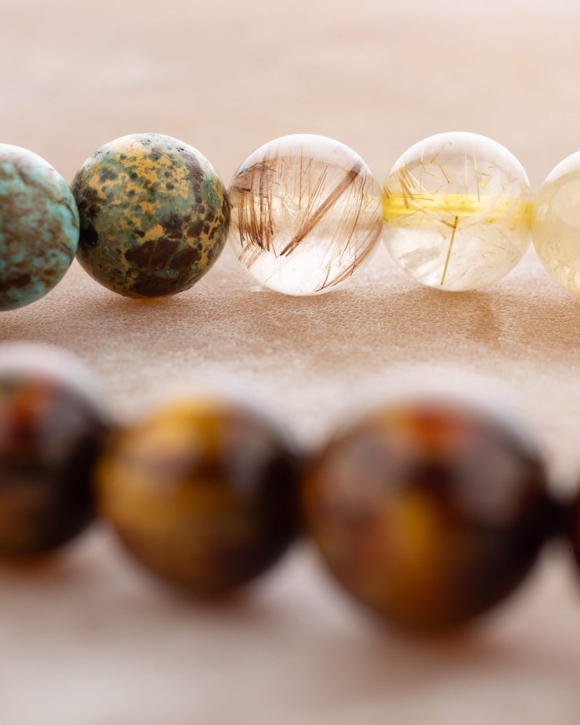 Detalle macro de las cuentas de Pietersita de la pulsera Géminis
