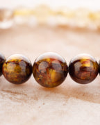 Pulsera Zodiacal Géminis, pieza completa sobre superficie con mosaico geométrico