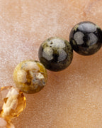 Detalle macro de las cuentas de Granate Grosularia de la pulsera Aries