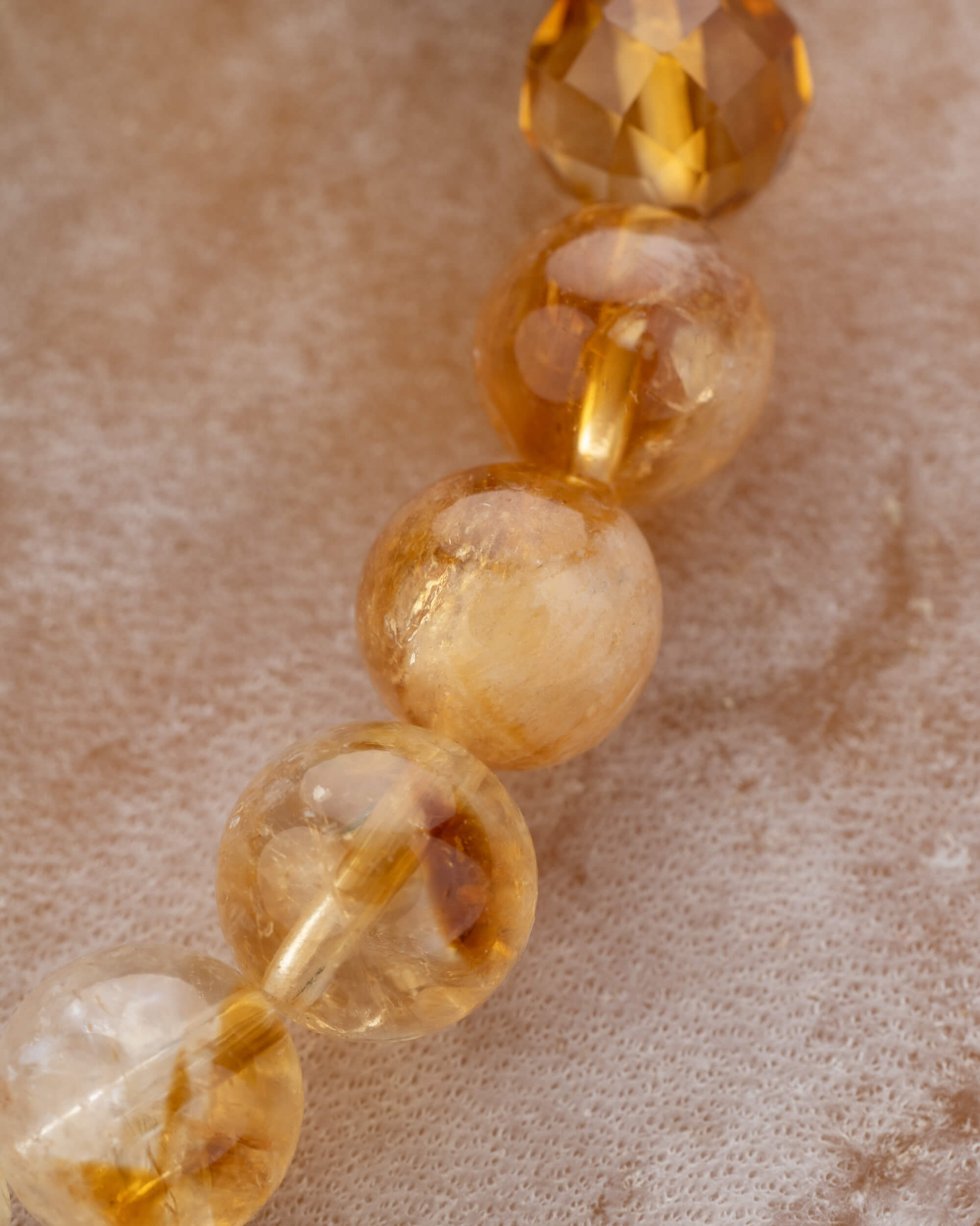Detalle macro de las cuentas de Citrino facetadas de la pulsera Aries