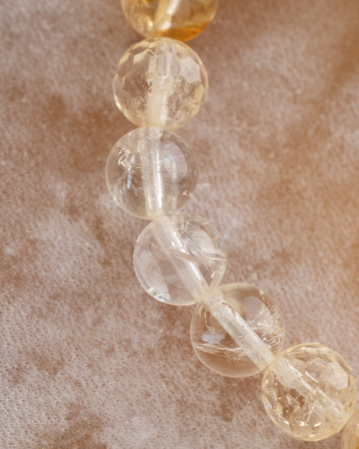 Detalle macro de las cuentas de Citrino de la pulsera Aries