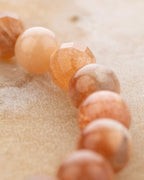 Detalle macro de las cuentas facetadas de Piedra Sol Naranja
