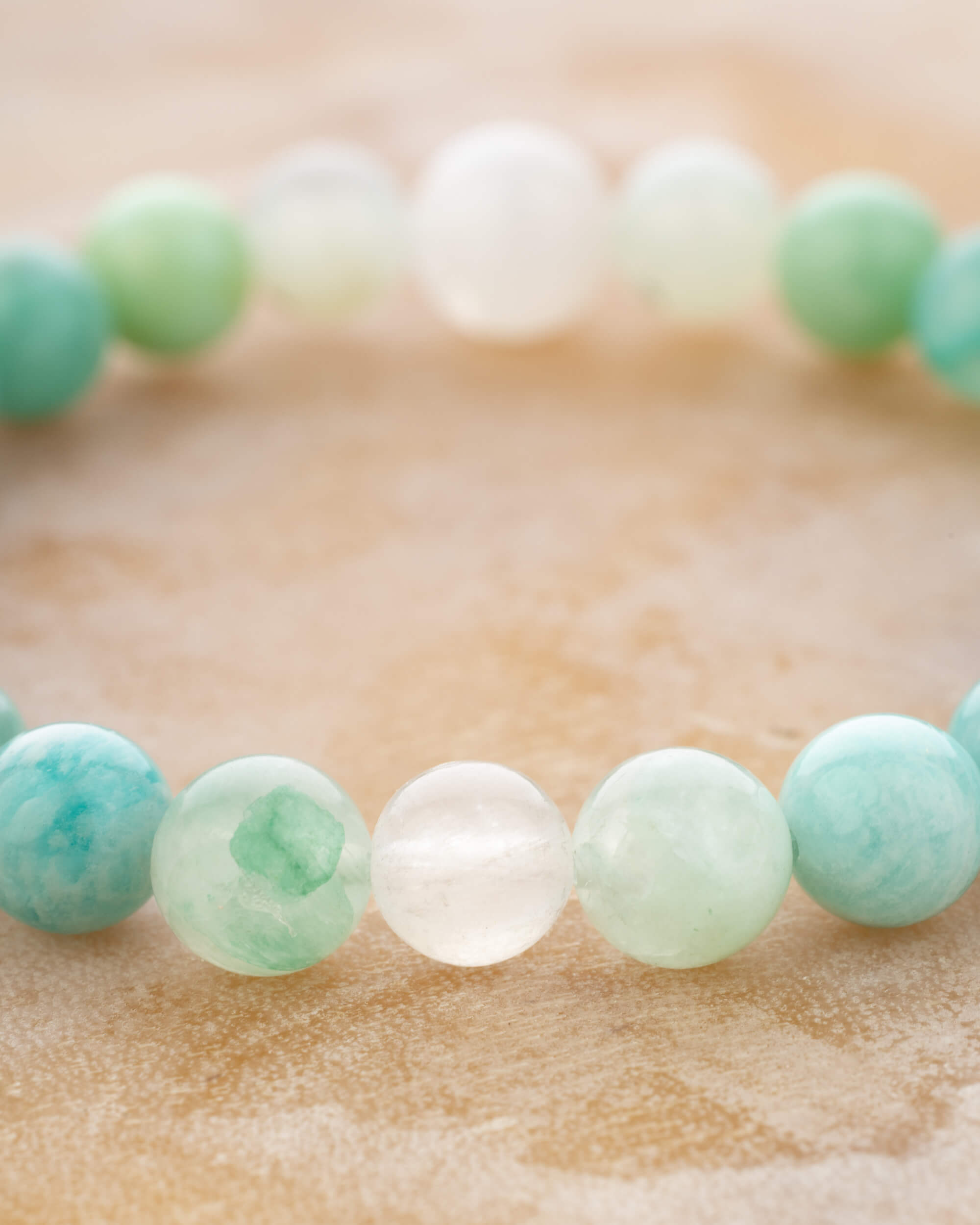 Pulsera Zodiacal Cáncer, pieza completa vista de frente sobre superficie clara