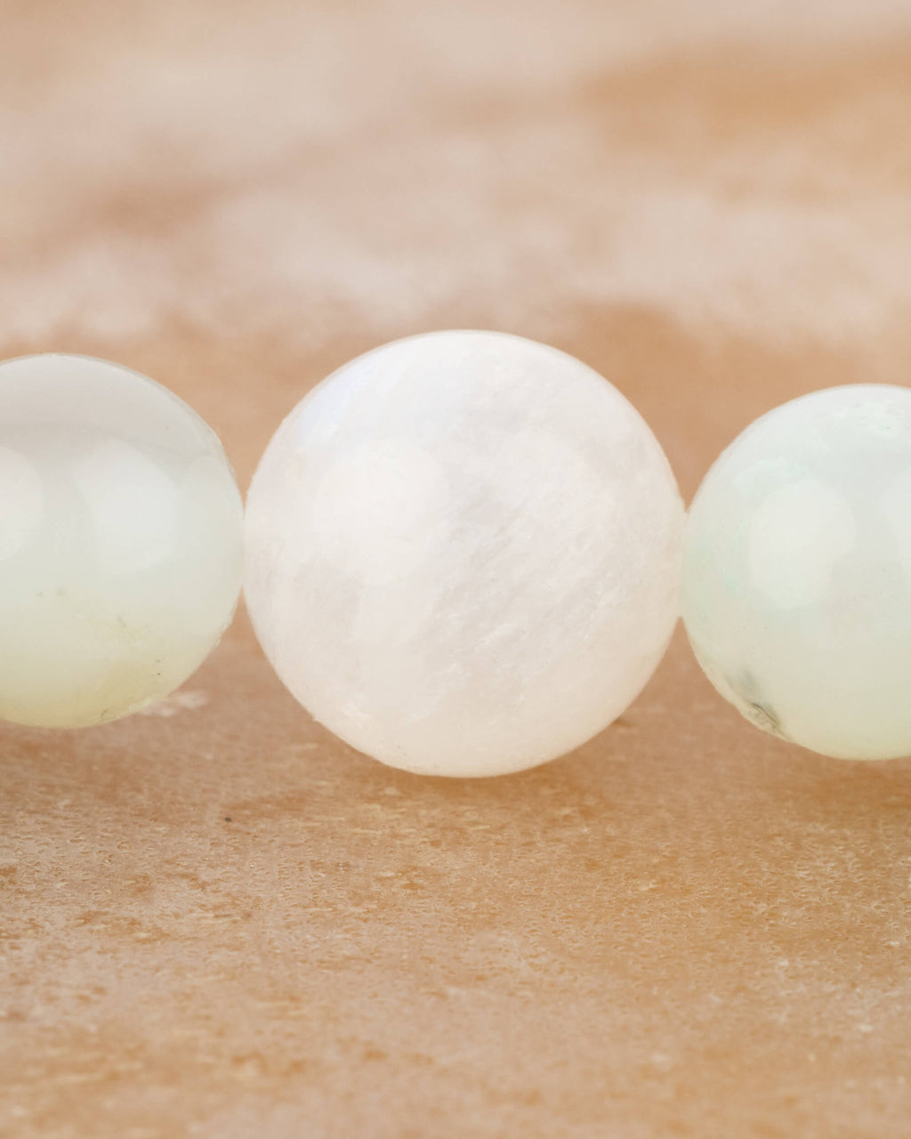 Detalle macro de las cuentas de Piedra Luna al centro de la pulsera