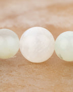Detalle macro de las cuentas de Piedra Luna al centro de la pulsera
