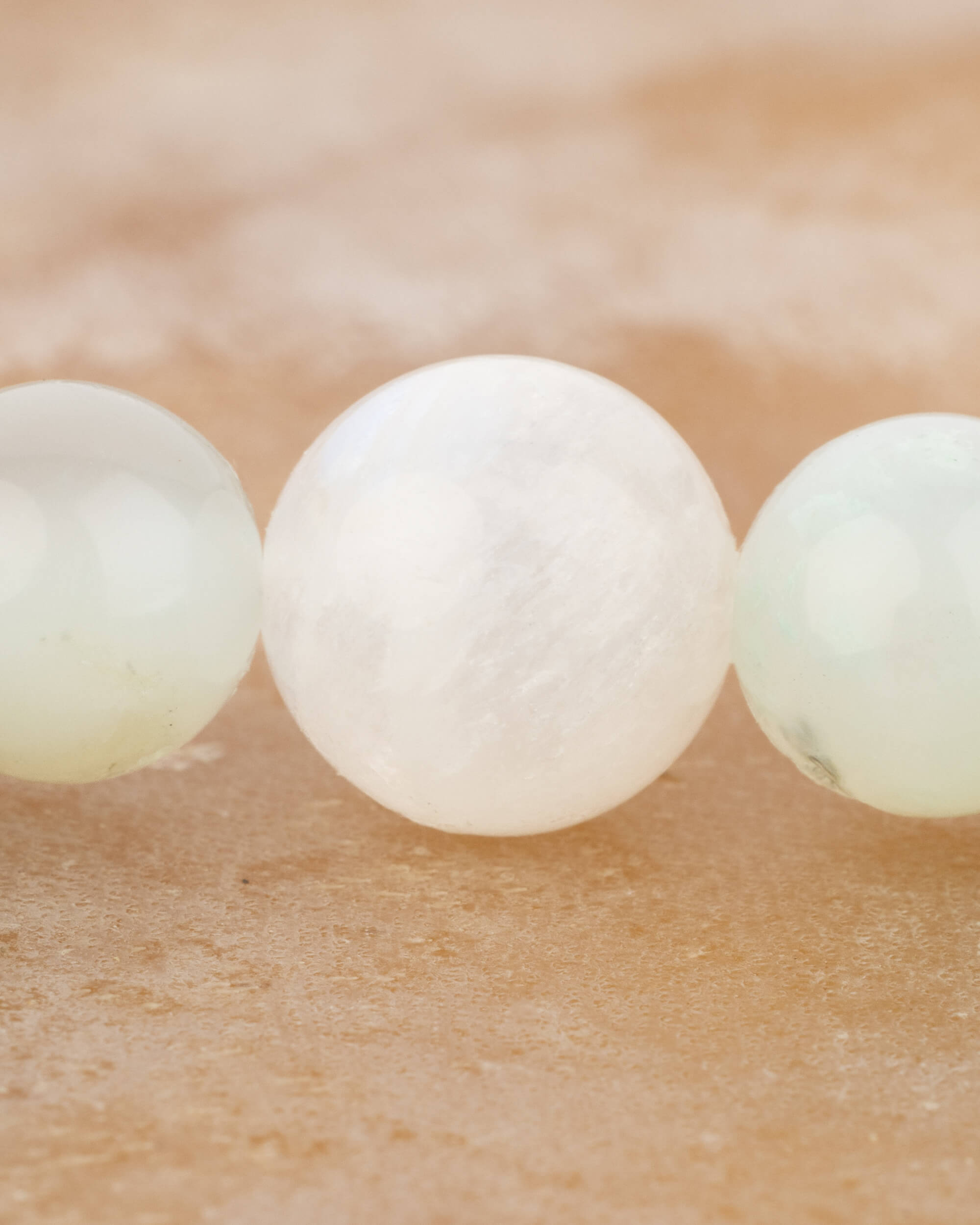 Detalle macro de las cuentas de Piedra Luna al centro de la pulsera