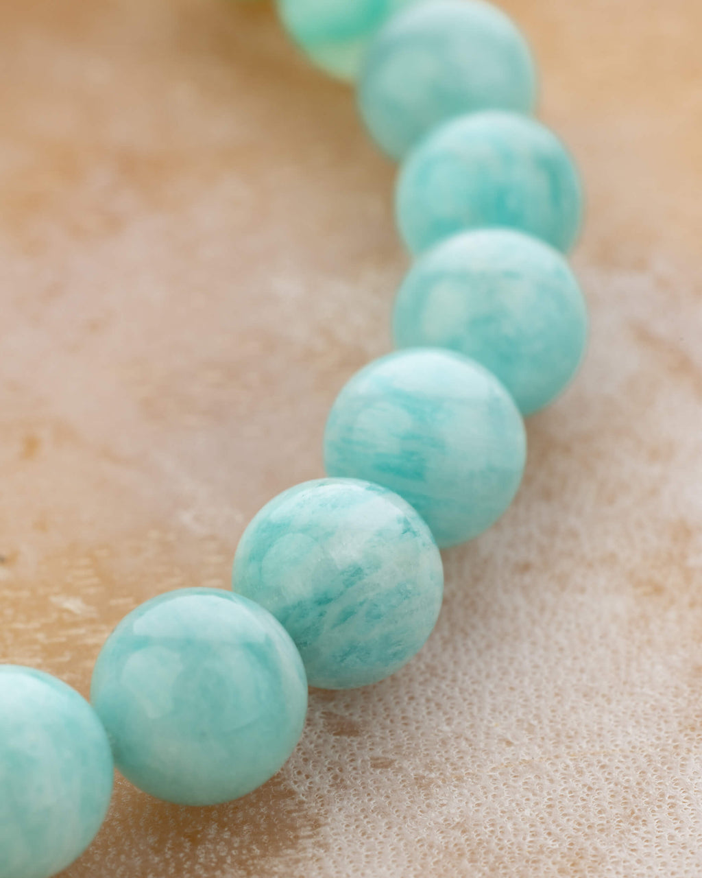 Detalle macro de las cuentas de Amazonita de la pulsera Cáncer