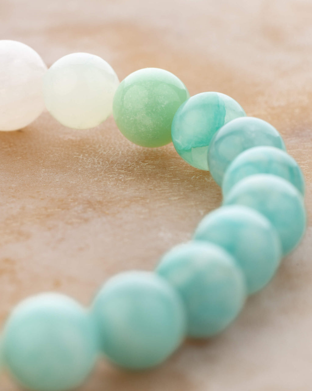 Detalle macro de las cuentas de Piedra Luna y Crisoprasa de la pulsera