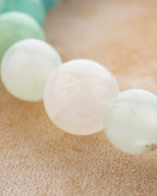 Detalle macro de las cuentas de Piedra Luna de la pulsera Cáncer