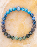 Pulsera zodiacal Libra de 8 mm con Cianita Azul, Apatita Azul, Iolita y Zoisita, sobre superficie clara