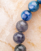 Detalle macro de las cuentas de Cianita Azul junto a Iolita gris