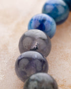 Detalle macro de las cuentas de Iolita gris junto a Apatita Azul