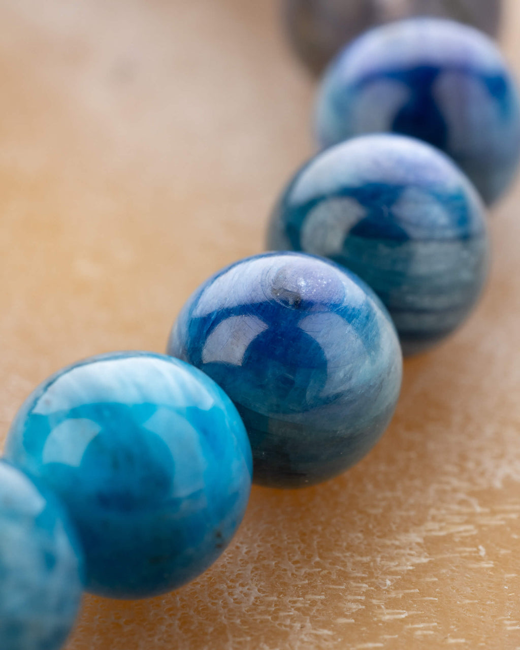 Detalle macro de las cuentas de Apatita Azul facetadas y brillantes