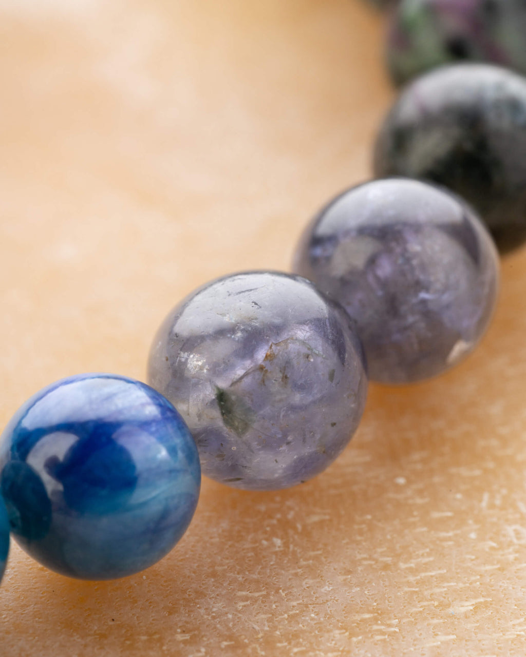 Detalle macro de las cuentas de Iolita junto a Cianita Azul y Apatita