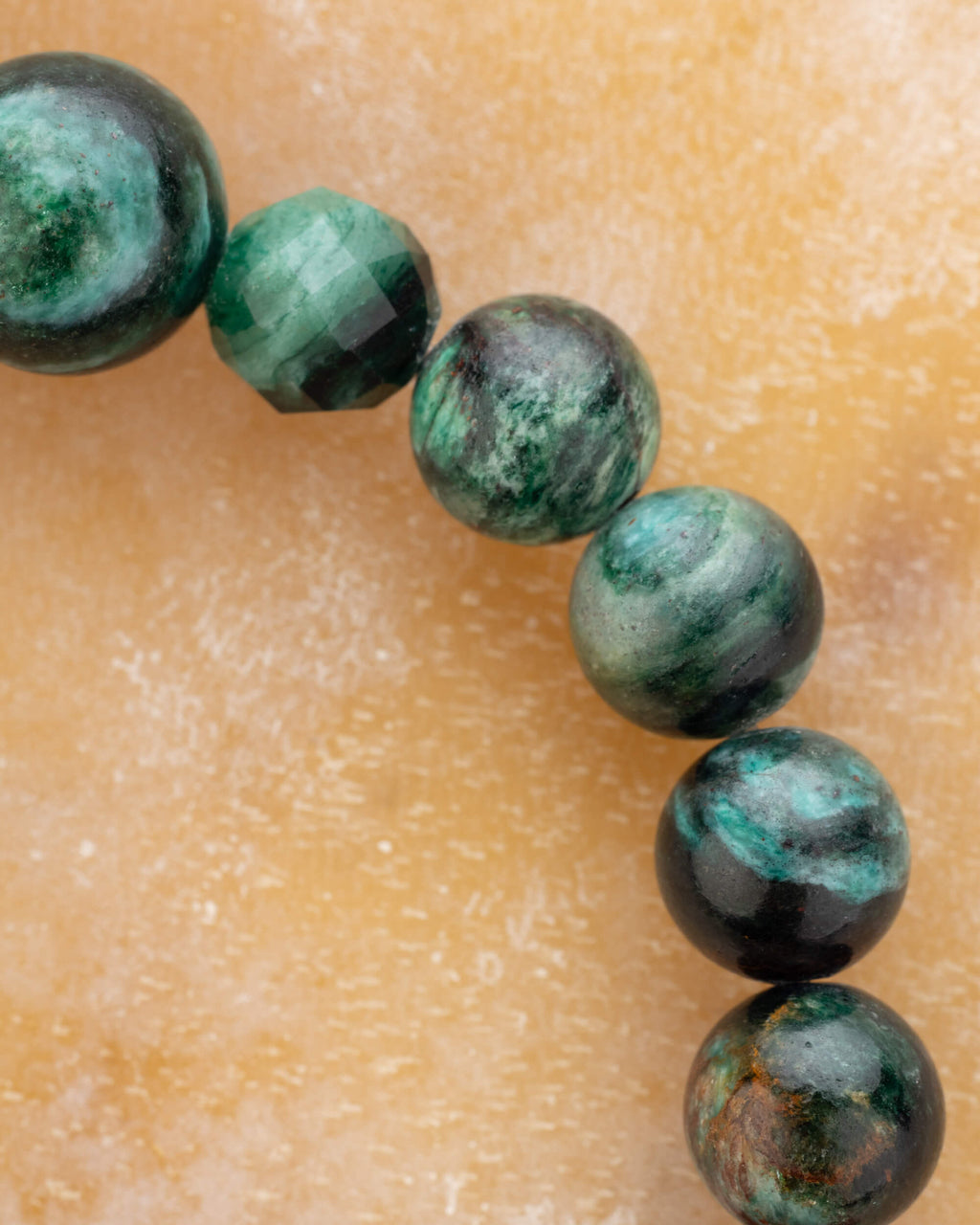 Detalle macro de las cuentas de Esmeralda en Matriz de Biotita en distintos tonos de verde