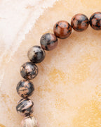 Detalle macro de las cuentas de Obsidiana Caoba y Feldespato Sódico de la pulsera Sagitario