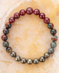 Pulsera Zodiacal Capricornio de Rubí, Piedra Sangre y Pirita, pieza completa sobre superficie clara