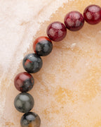 Vista en perspectiva de las cuentas de Piedra Sangre y Rubí de la pulsera Capricornio