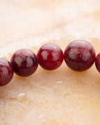 Detalle macro de las cuentas de Rubí de la pulsera Capricornio