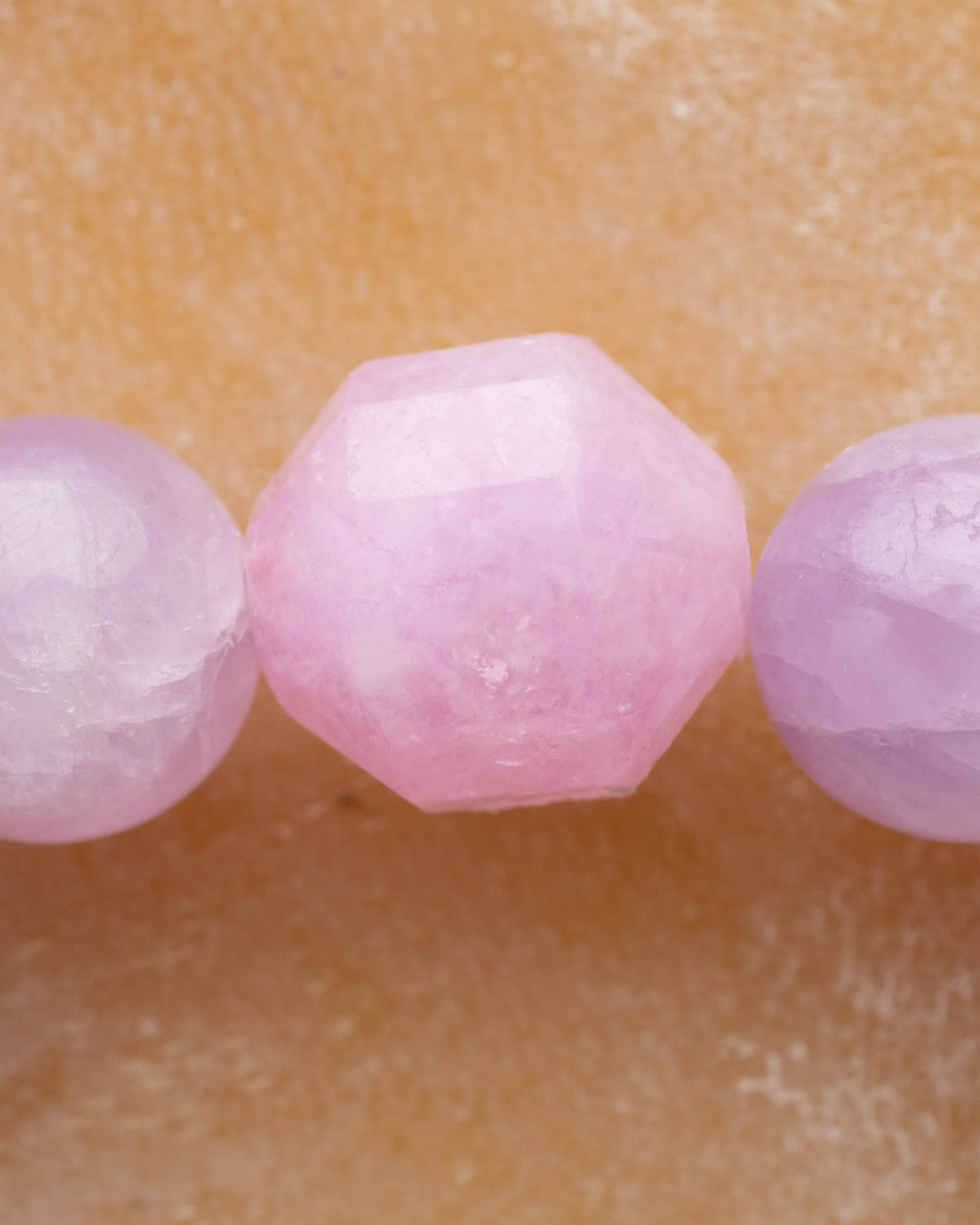 Detalle macro de las cuentas facetadas de Kunzita de la pulsera Piscis