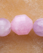 Detalle macro de las cuentas facetadas de Kunzita de la pulsera Piscis