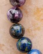 Detalle macro de las cuentas de Lepidolita Violeta y Crisocola de la pulsera Piscis