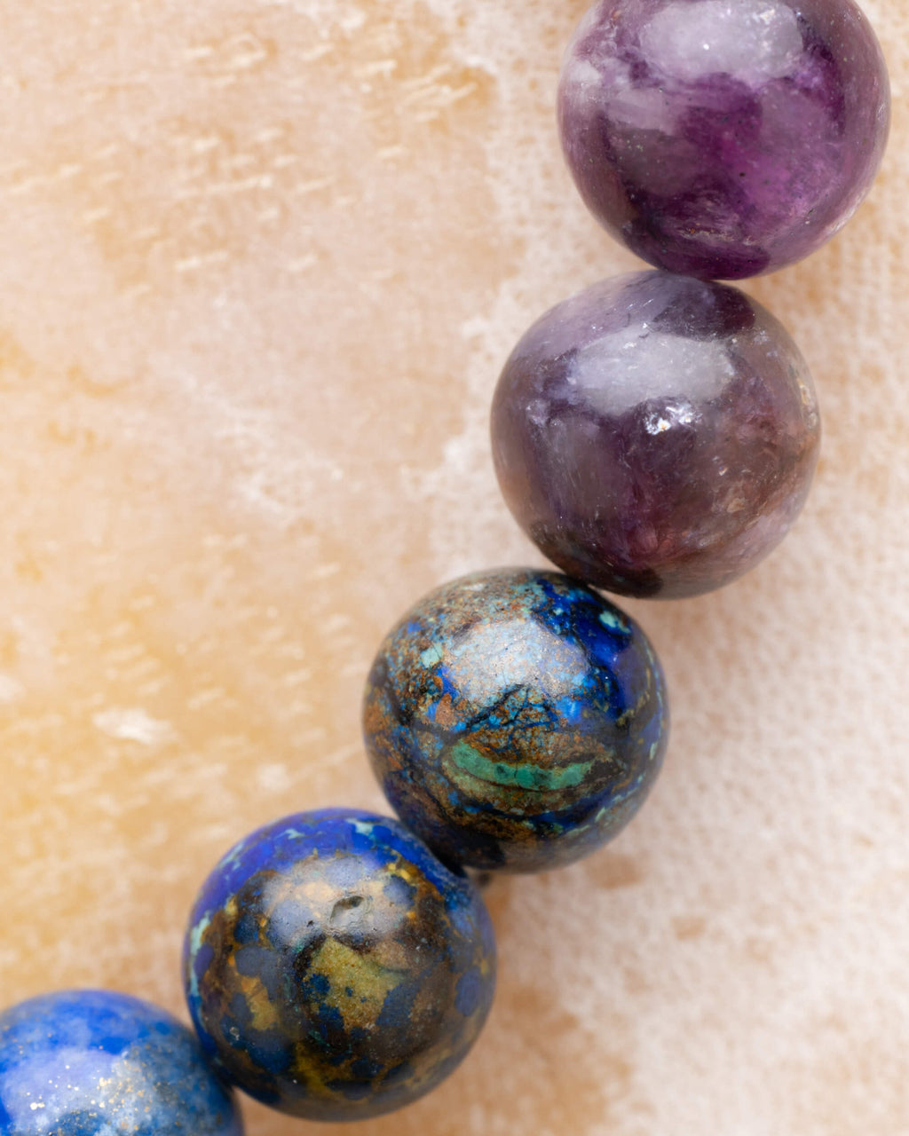 Detalle macro de las cuentas de Lepidolita y Crisocola de la pulsera Piscis
