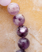 Detalle macro de las cuentas de Kunzita y Lepidolita Violeta de la pulsera Piscis