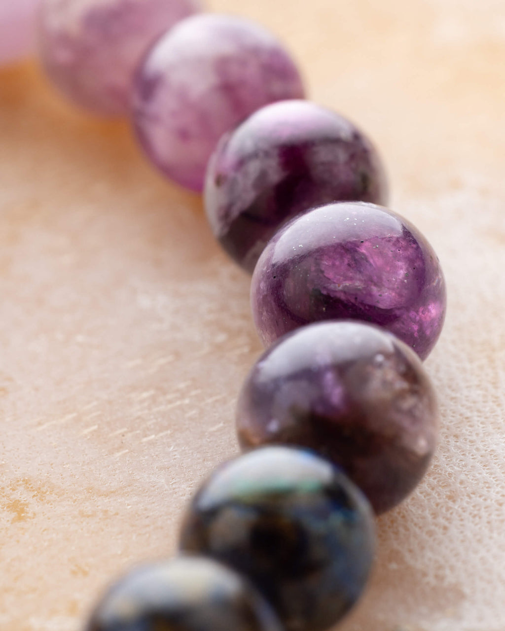 Detalle macro de las cuentas de Lepidolita Violeta de la pulsera Piscis