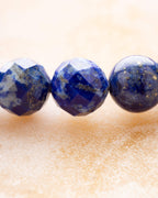 Detalle macro de las cuentas facetadas de Lapislázuli de la pulsera Piscis