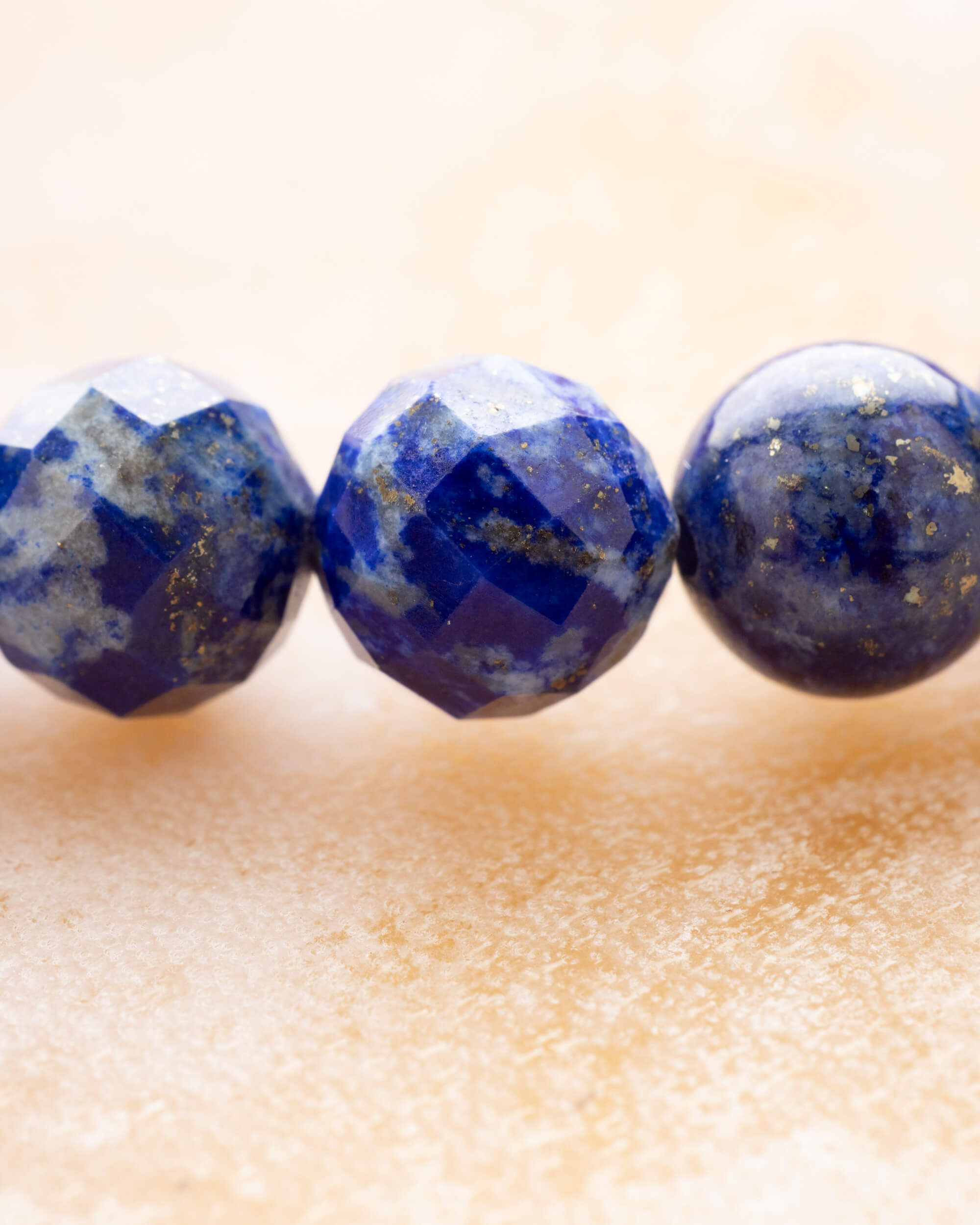 Detalle macro de las cuentas facetadas de Lapislázuli de la pulsera Piscis