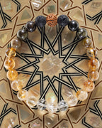 Pulsera Zodiacal Aries, pieza completa sobre superficie con mosaico geométrico