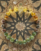 Pulsera Zodiacal Tauro, pieza completa sobre superficie con mosaico geométrico