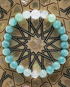 Pulsera Zodiacal Cáncer, pieza completa sobre superficie con mosaico geométrico