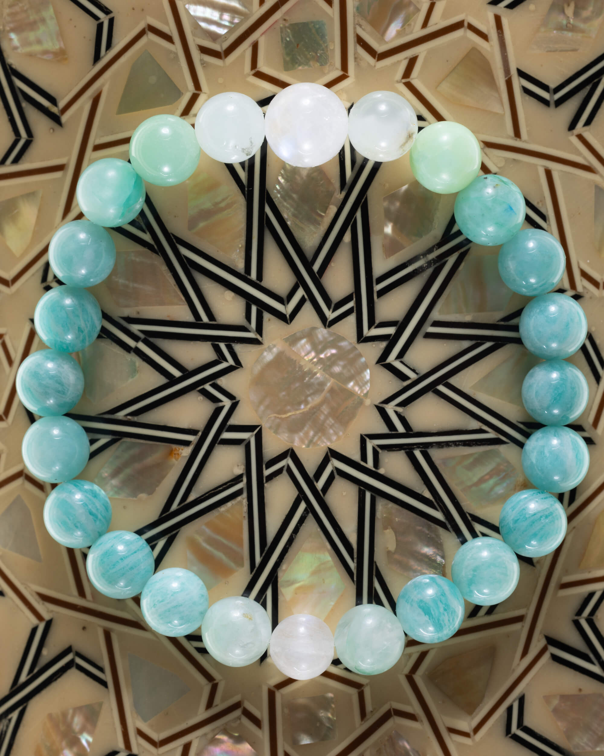 Pulsera Zodiacal Cáncer, pieza completa sobre superficie con mosaico geométrico