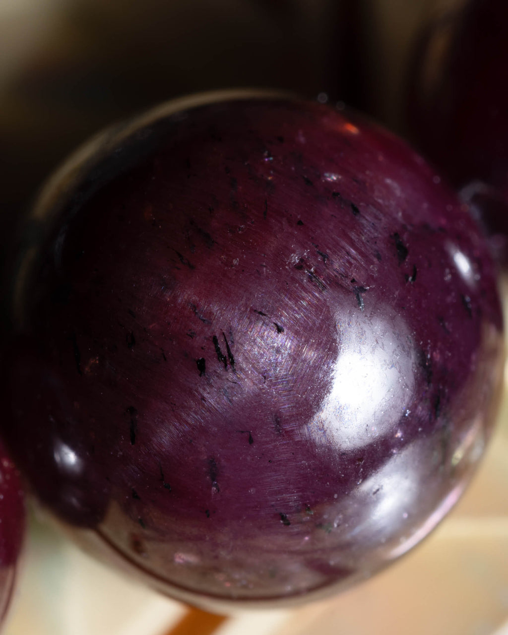 Detalle macro de una cuenta de Granate Estrella en tono vino oscuro