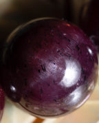 Detalle macro de una cuenta de Granate Estrella en tono vino oscuro