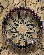 Pulsera zodiacal Virgo, pieza completa sobre mosaico decorativo con estrella geometrica