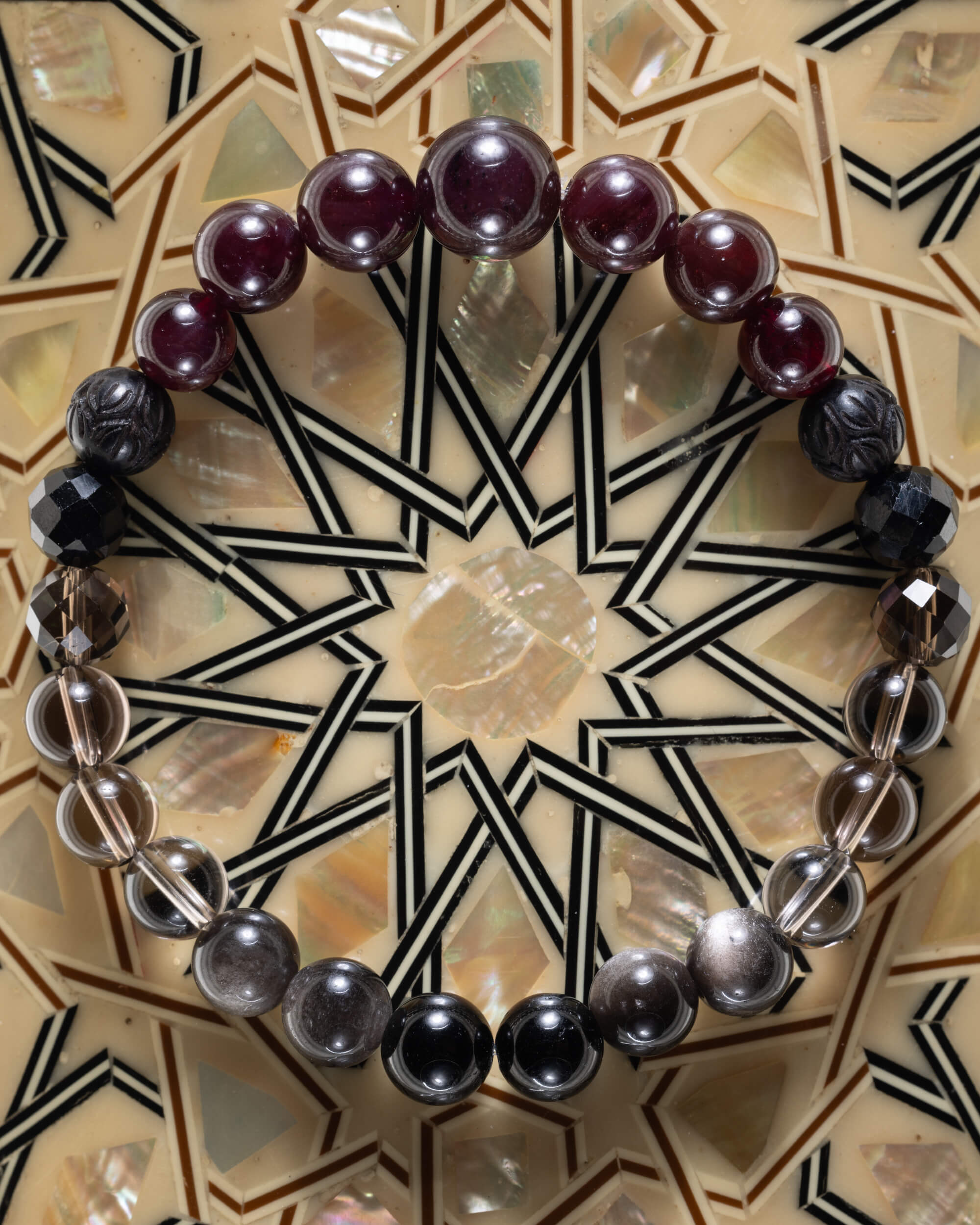 Pulsera zodiacal Virgo, pieza completa sobre mosaico decorativo con estrella geometrica