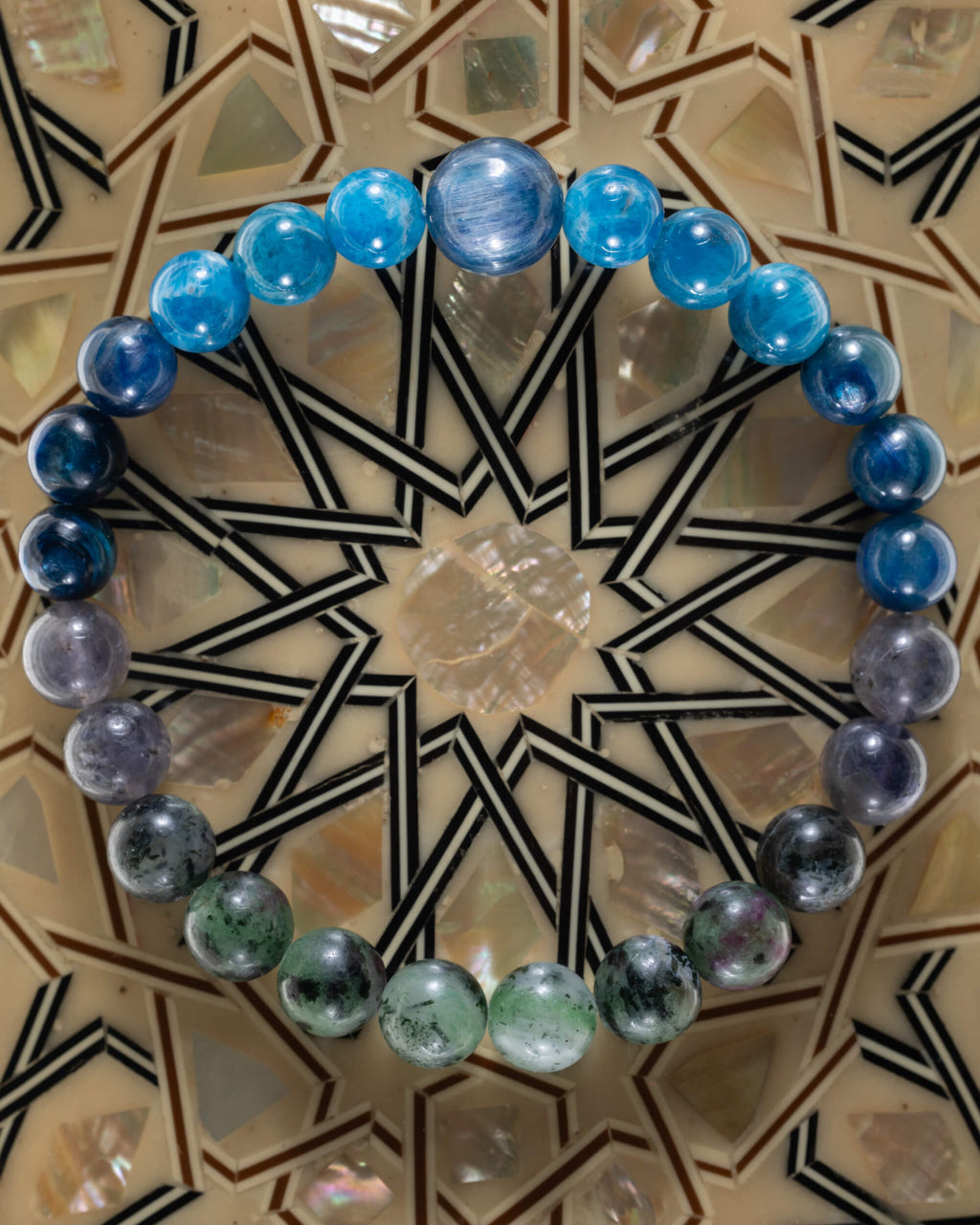 Pulsera zodiacal Libra, pieza completa sobre mosaico decorativo con estrella geometrica