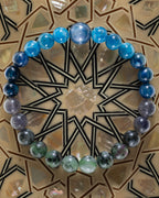 Pulsera zodiacal Libra, pieza completa sobre mosaico decorativo con estrella geometrica