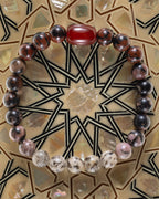Pulsera zodiacal Sagitario, pieza completa sobre mosaico decorativo con estrella geometrica